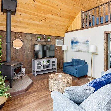 Quaint Loft Cabin W Hot Tub, Firepit, Deck & Grill Hedgesville Exterior foto