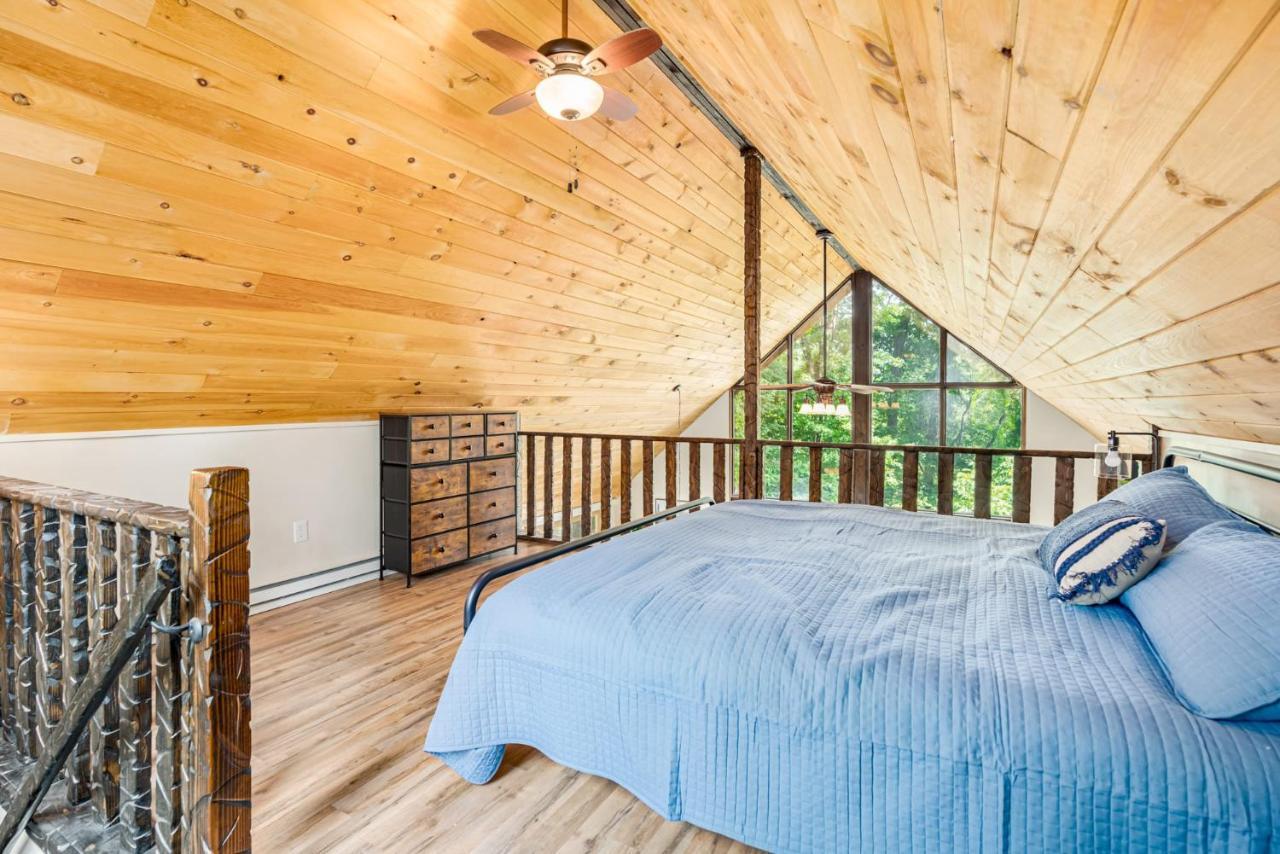 Quaint Loft Cabin W Hot Tub, Firepit, Deck & Grill Hedgesville Exterior foto