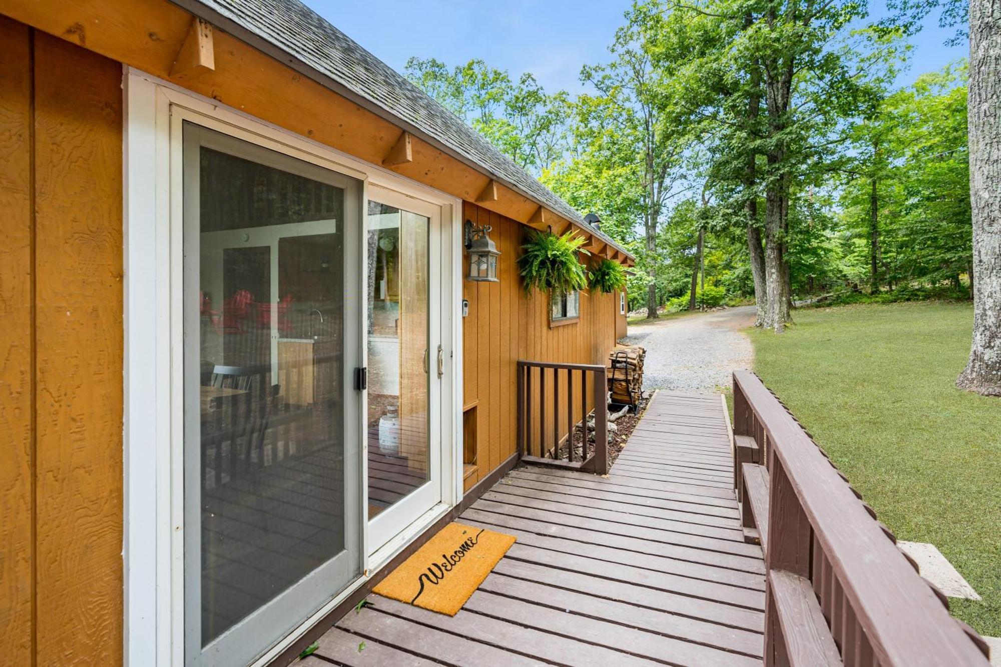 Quaint Loft Cabin W Hot Tub, Firepit, Deck & Grill Hedgesville Exterior foto
