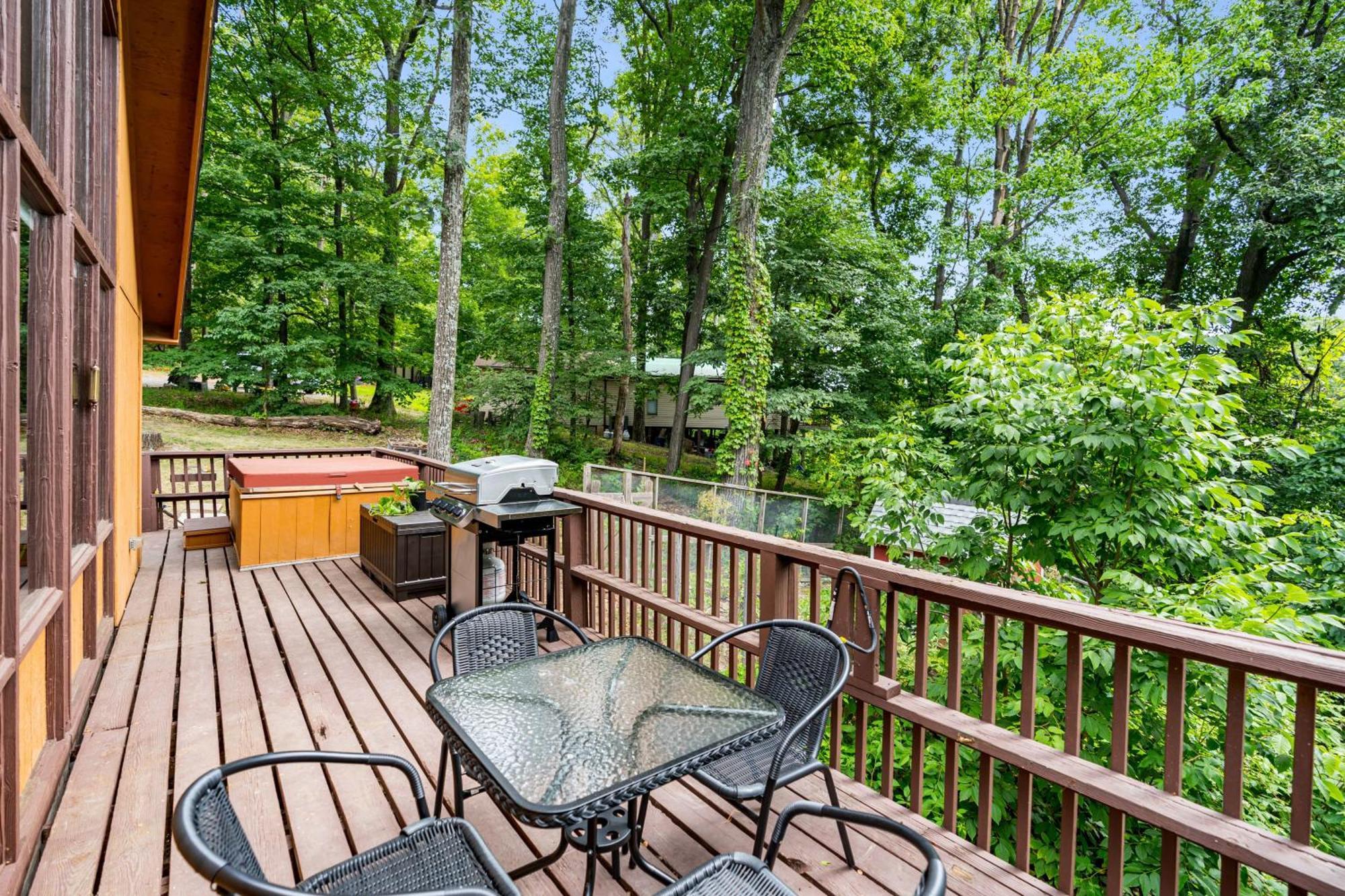 Quaint Loft Cabin W Hot Tub, Firepit, Deck & Grill Hedgesville Exterior foto