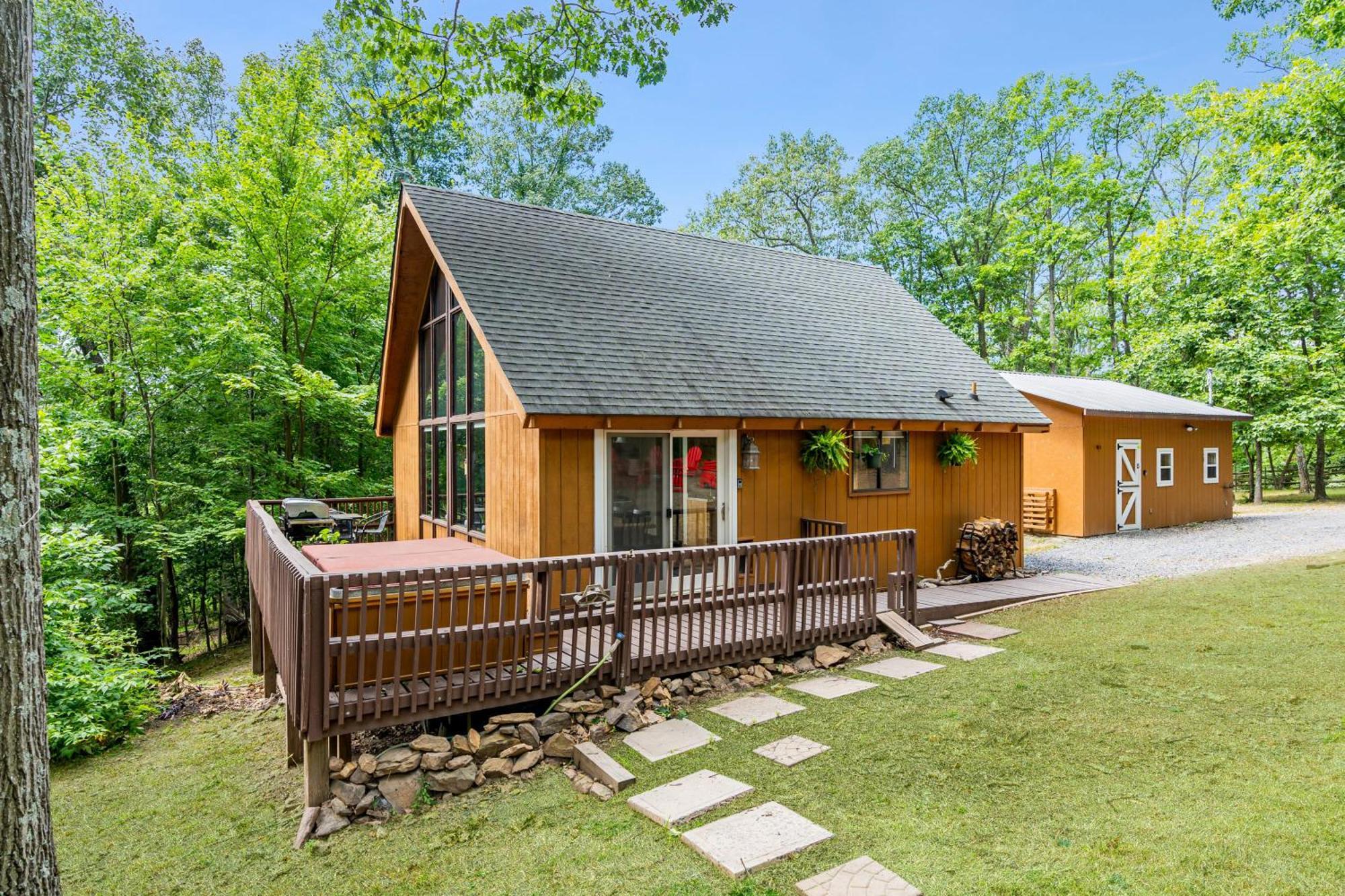 Quaint Loft Cabin W Hot Tub, Firepit, Deck & Grill Hedgesville Exterior foto