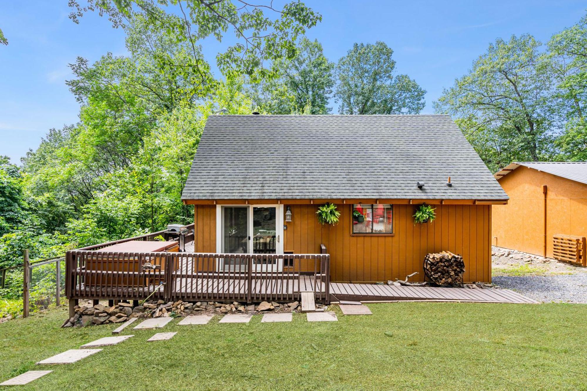 Quaint Loft Cabin W Hot Tub, Firepit, Deck & Grill Hedgesville Exterior foto